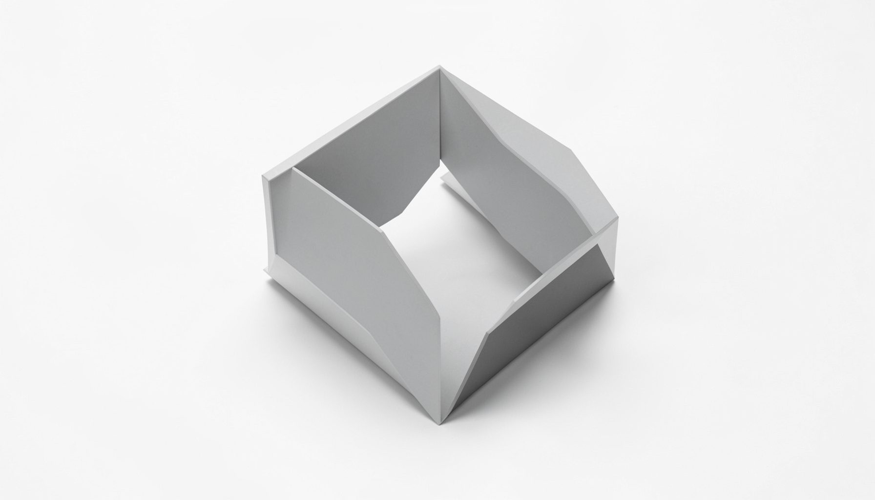 Abstrakte geometrische Form in Grautönen auf hellem Hintergrund, die technische Präzision ausstrahlt